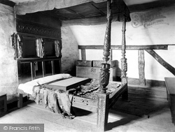 Anne Hathaway's Cottage, Old Bedstead 1912, Shottery