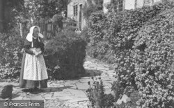 Old Lady At Anne Hathaway's Cottage 1892, Shottery